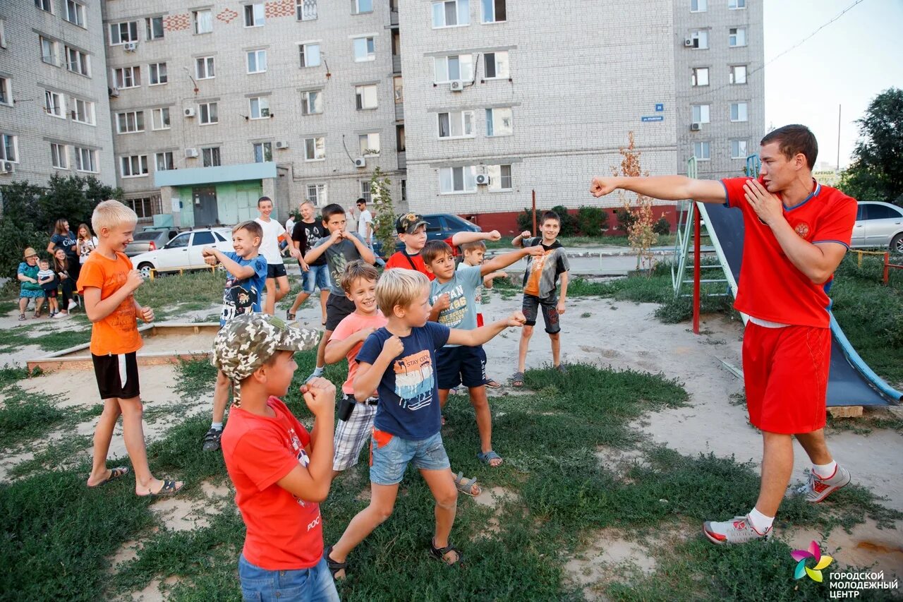 Боксер во дворе. Спортивного мероприятия во дворе. Дети во дворе. Тренировки на улице для детей. Мероприятия для детей на улице во дворе.