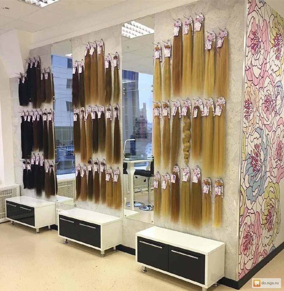 Hair shop магазин. Витрина для волос для наращивания. Стенд для волос для наращивания. Магазин волос. Магазин волос для наращивания.