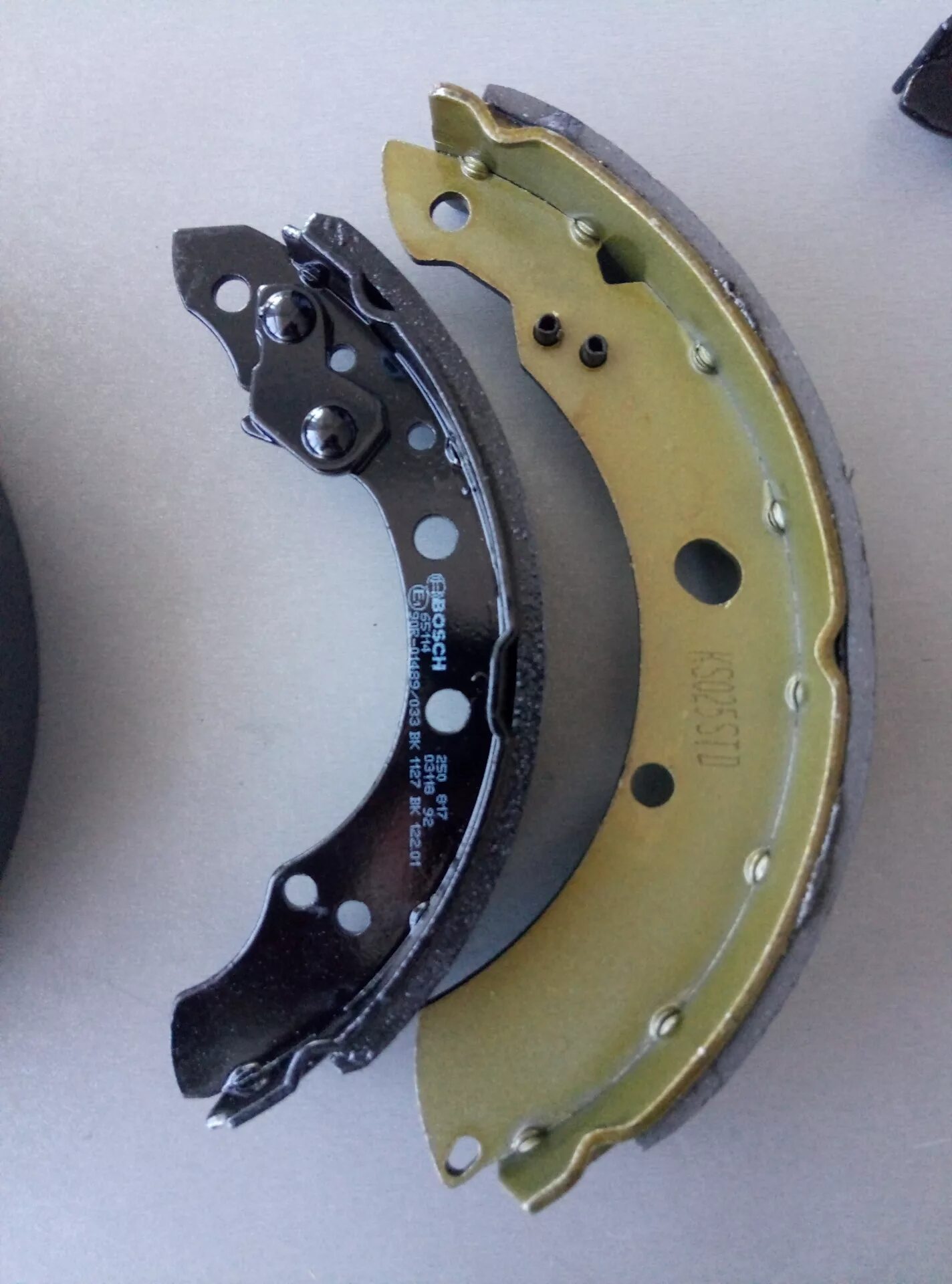 Поло седан 2014г задние колодки тормозные. Колодки тормозные барабанные volkswagen polo. Колодки задние поло. Колодки тормозные задние 6ru698525a. Колодки задние поло.