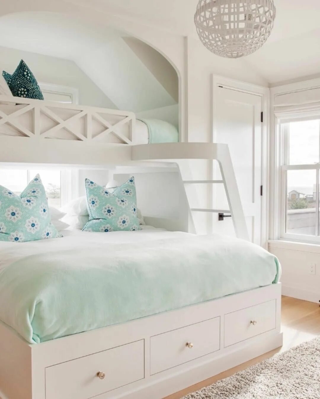 Красивая детская для девочки. Спальня кровать для детей. Небольшая детская комната для двоих. Двухъярусная детская кровать николь. Детские спальни для девочек.