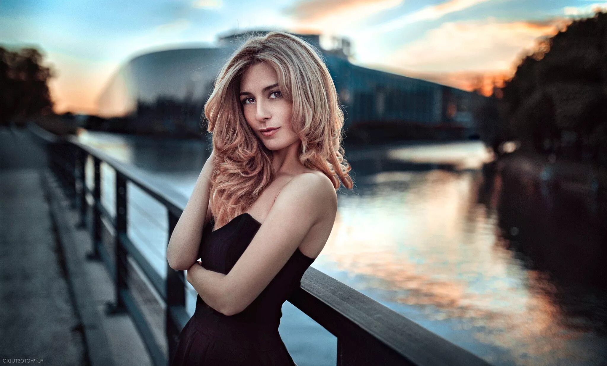 Найти хорошее фото. Фон для портрета. профессиональные фотосессии моделей. фотопортреты на фоне города. фотосессия на фоне моста.