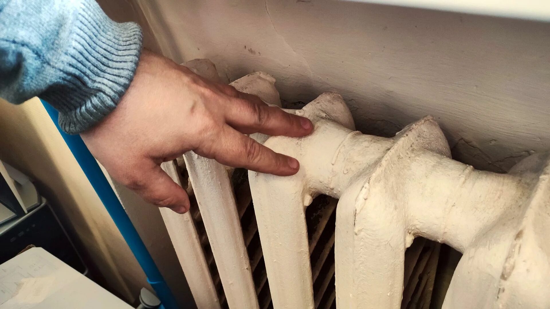 плохо греют батареи в квартире что делать. радиатор снизу холодный сверху горячий. плохо греет батарея отопления. плохо греют батареи в квартире что делать. батарея не греет.