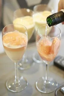 Коктейль шампанское с персиковым пюре