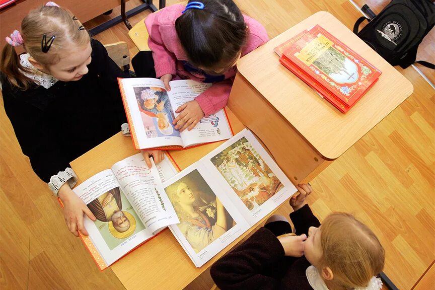 ученики на уроке истории. государственные школы в россии. дети в православной школе. урок географии. урок опк в школе.