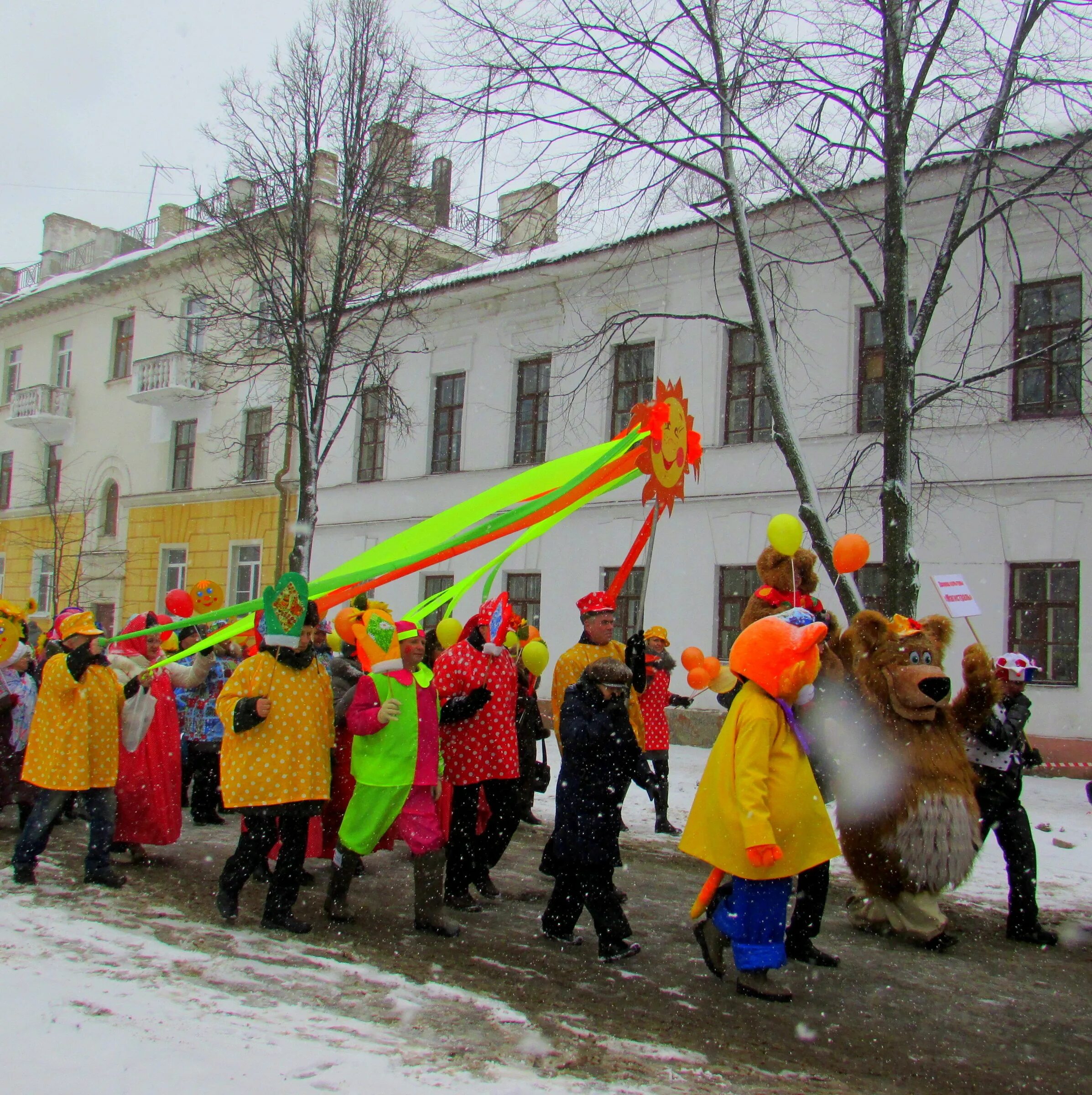 4 февраля 2015. Украшение территории на Масленицу. Украшения на Масленицу для улицы. Украсить улицу на Масленицу. Шествие на Масленицу.