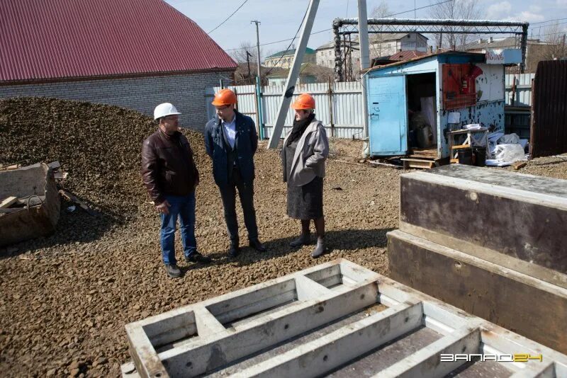 На крыше. Новости боготол 24. Крыша пятиэтажки. Новости боготол. Село боготол библиотека.