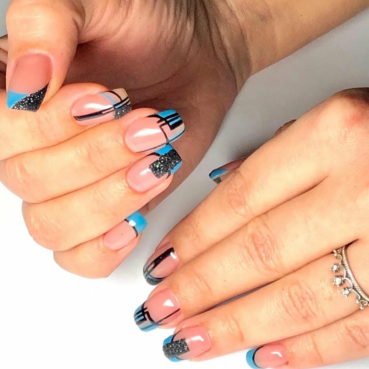 Френч молодежная. Веселый маникюр на короткие ногти. Разноцветный френч на ногтях. Френч молодежная. Френч молодежная.