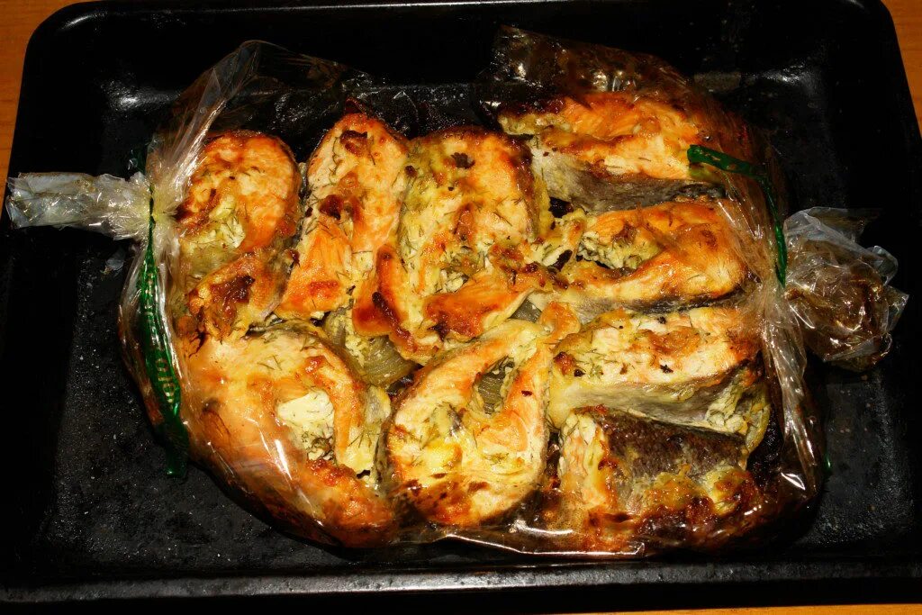 Запекаем в духовке с фото. Рыба в духовке. Рыба в духовке кусочками. Семга запеченная в духовке. Рыба кусочками запеченная в духовке.