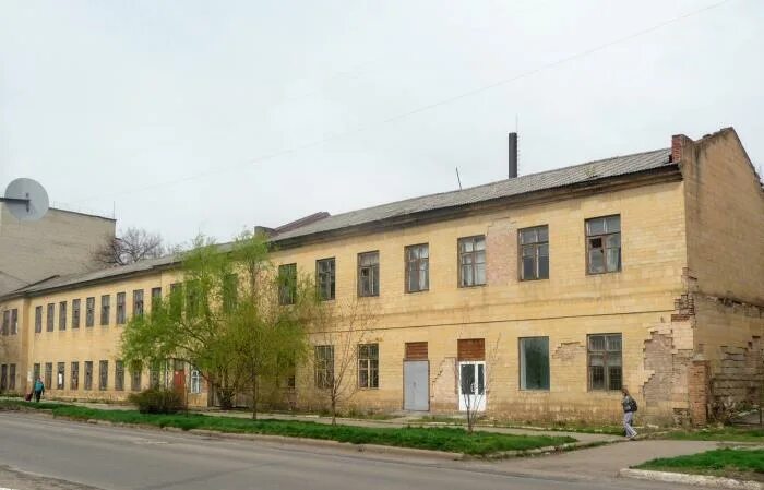 Второй бахмут. Жд вокзал артемовск донецкой области. Бахмут дк. Бахмут костел. Бахмут разрушенные здания.