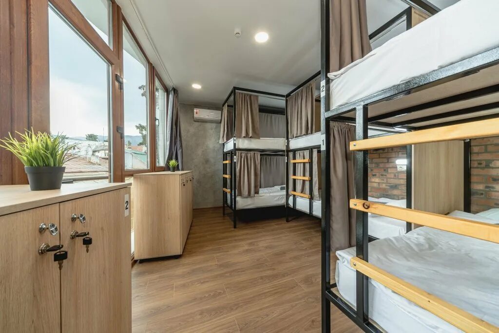 Хостели ялта. Hostel botkinsky ялта. ялта боткинская 19 хостел. apartments botkinsky yalta боткинская 19. хостел боткинский ялта официальный.