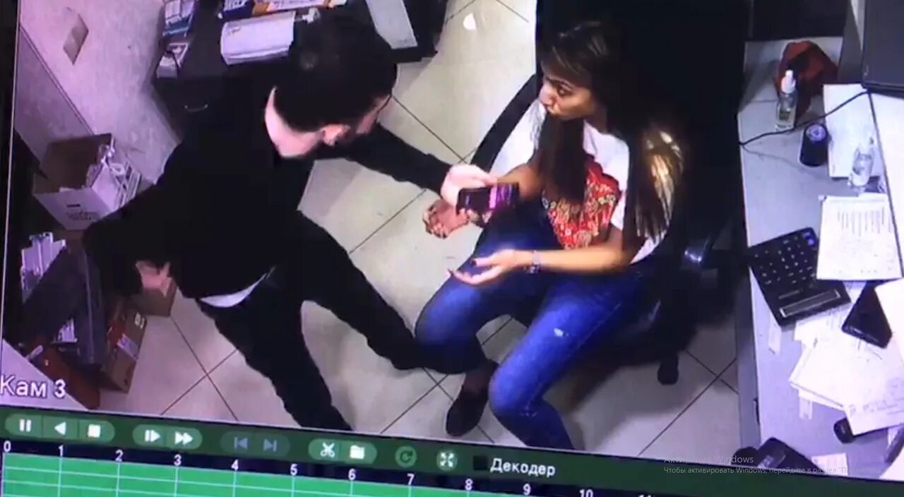 пощечина девушка девушке. девушке дали пощечину. женская агрессия. полицейский ногой в живот. оплеуха от девушки.