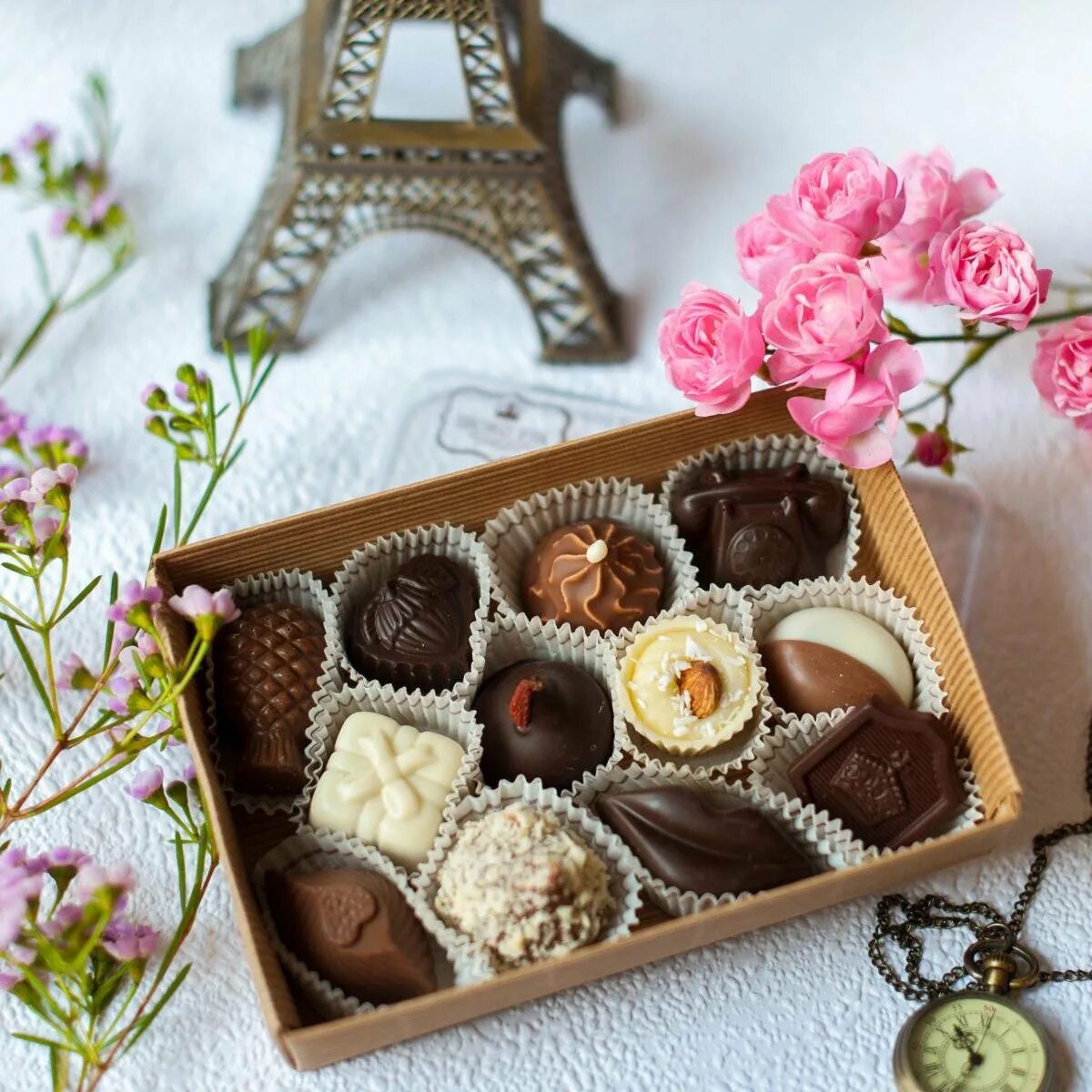 Необычный шоколад. Украшение торт слалостями. Шоколадная глазурь глазирование. Вкусные шоколадные конфеты. Композиции с чаем и конфетами.