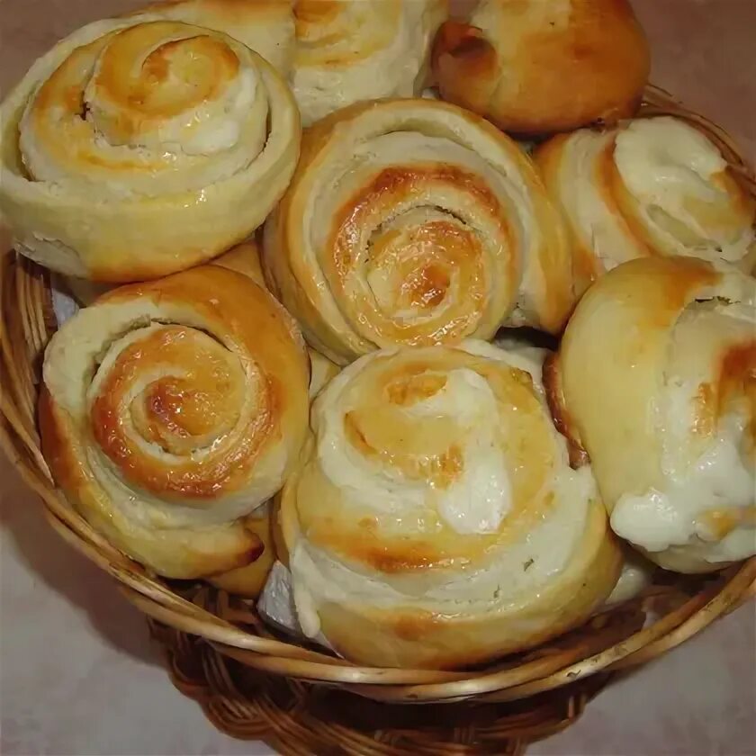 Булочки с кремом. Французская булочка с кремом. Французская булочка с кремом. Сдобные булочки с заварным кремом. Французская булочка с изюмом.