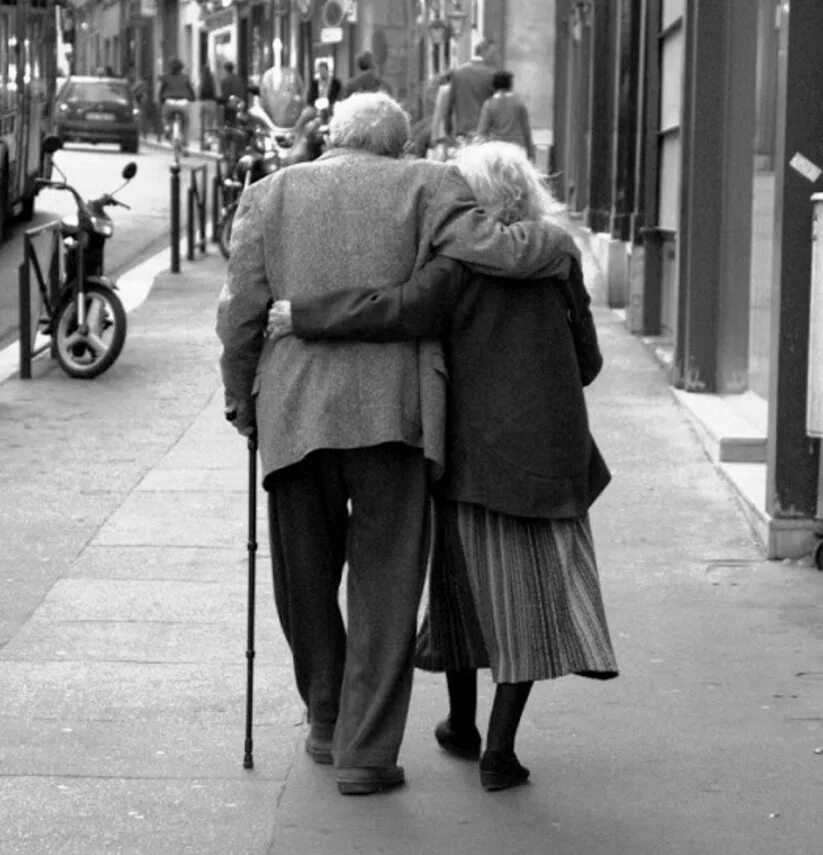 Пожилые держатся за руки. Влюбленные старики. Бабушка и дедушк алюблвь. Любовь в старости. Пожилые влюбленные пары.