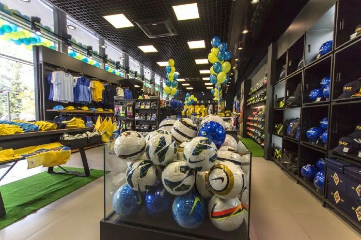 Footballstore интернет. Спортивные товары. Спортивный магазин. Магазин спортивного инвентаря. Склад спорттоваров.