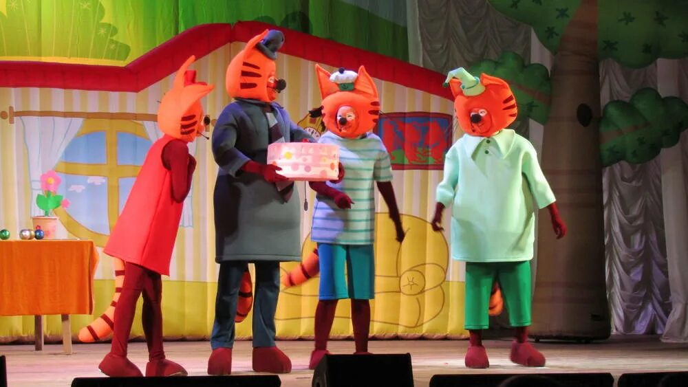 Три кота культурно-досуговый центр 2018. Три кота шоу. Новый год. Спектакль три кота актеры. Гдк стерлитамак три кота.