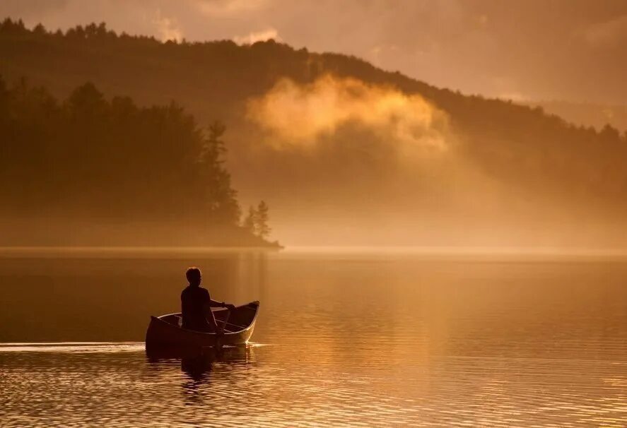 одинокий причал. одинокая лодка. лодка посреди океана. плывущие вдаль. отражение облаков в воде.