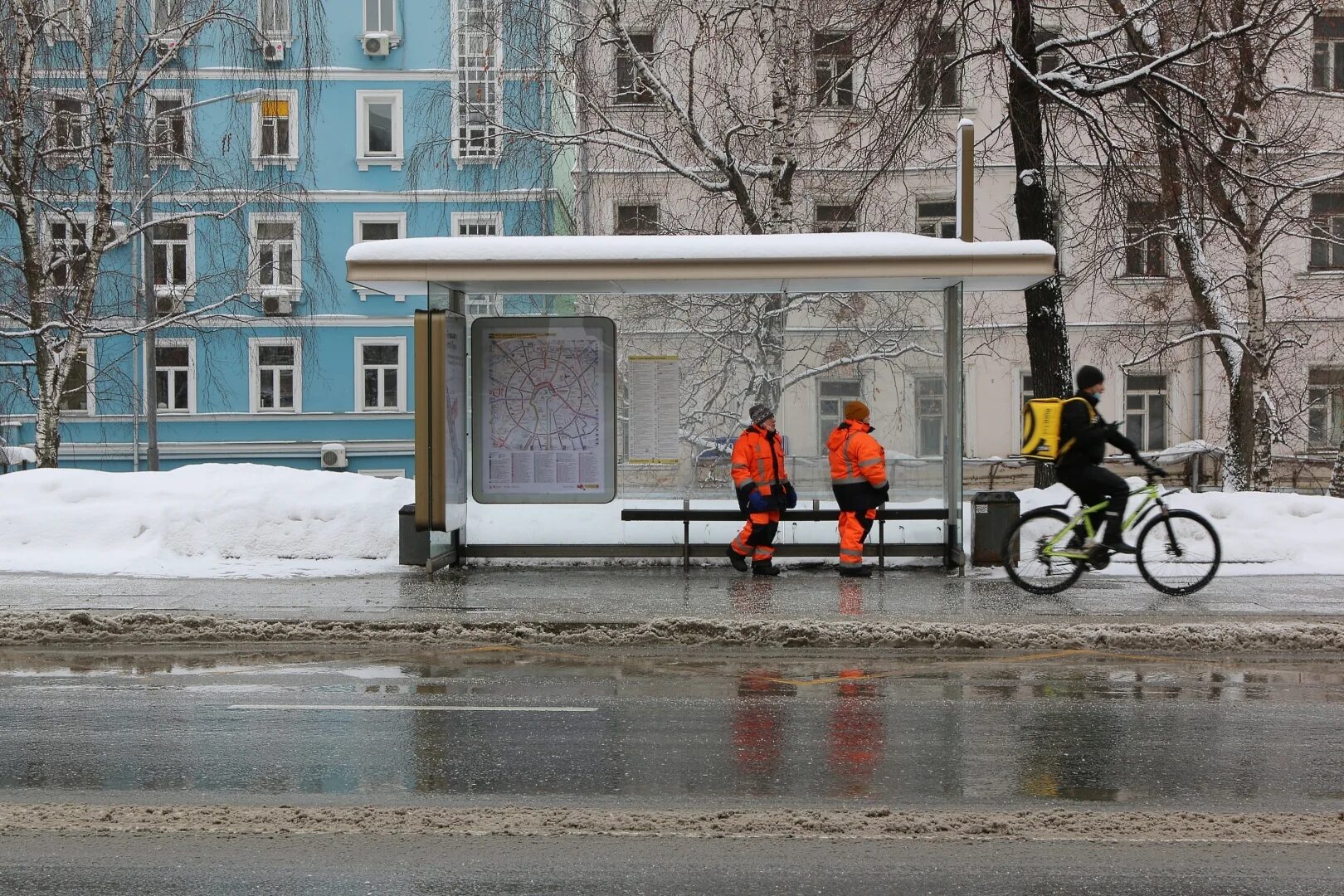 Снег в Москве. Теплая зима в Москве. Снегопад в городе. Снегопад в Москве.