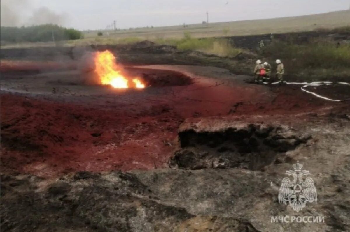 Пожар в баку. Пожар на нефтепроводе в оренбургской. Пожар на нефтепроводе в оренбургской. Пожар на нефтепроводе в селе красноармейское. Порыв огня.