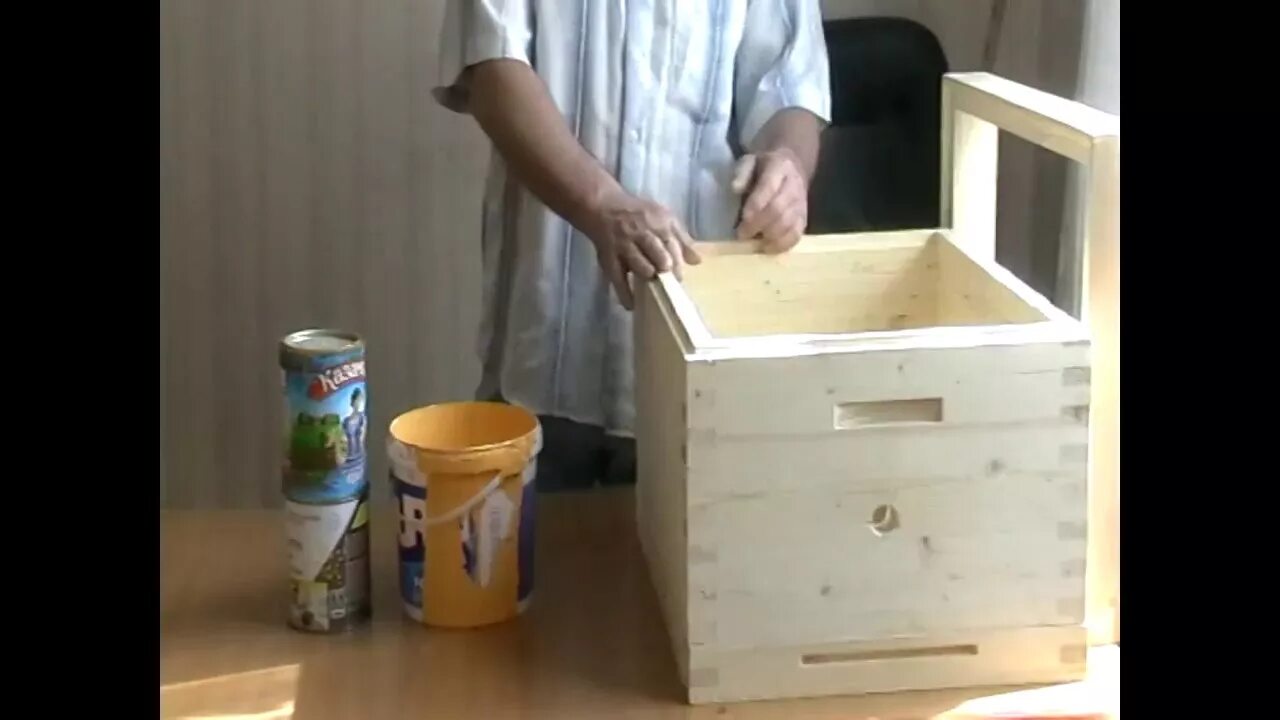Липецкие улья в шип. Пчелиный улей на дереве. Липецкие деревянные ульи в шип. Улей шип. Улей шип.