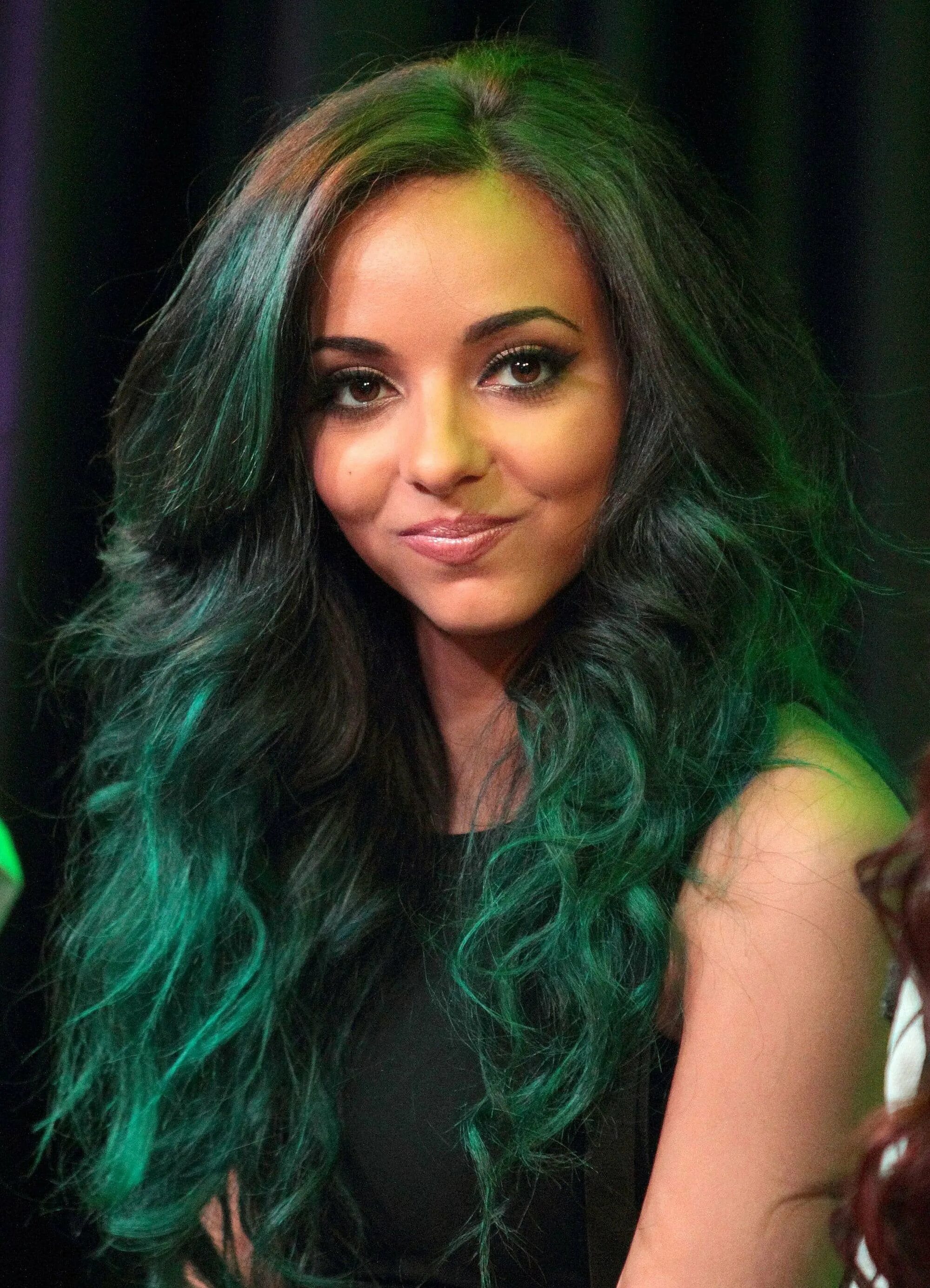 Jade Thirlwall. Зеленые волосы. Девушка с зелеными волосами. Красивый цвет волос.