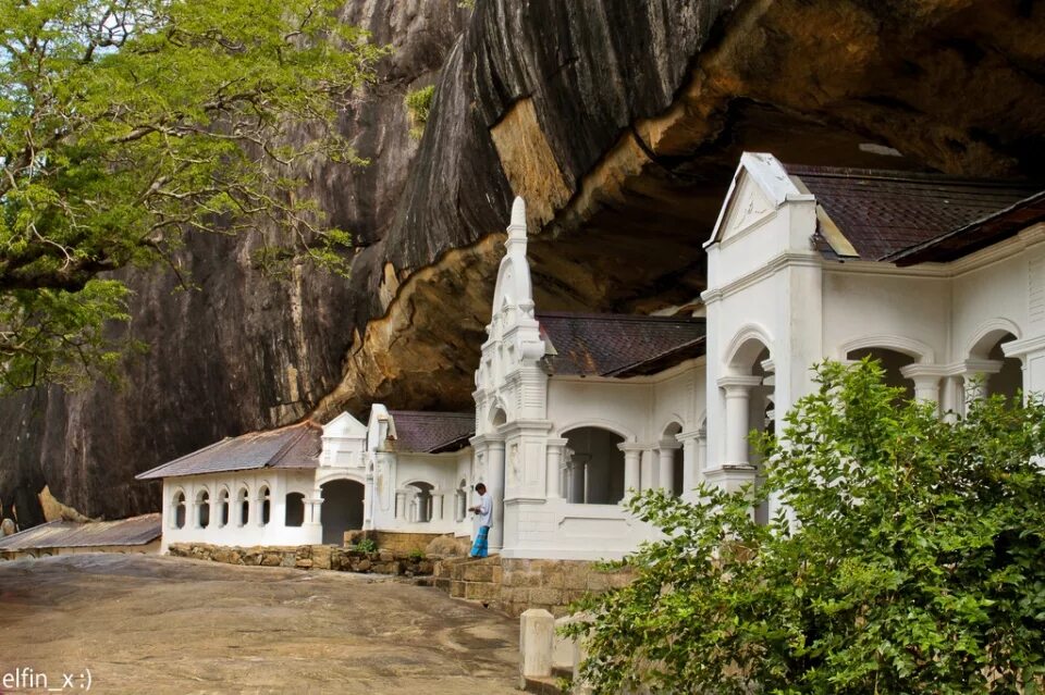 Пещерный храм Дамбулла. Пещерный храм Дамбулла Шри-Ланка. В Шри Ланки храмы Дамбулла. Шри Ланка золотой храм Дамбулла.