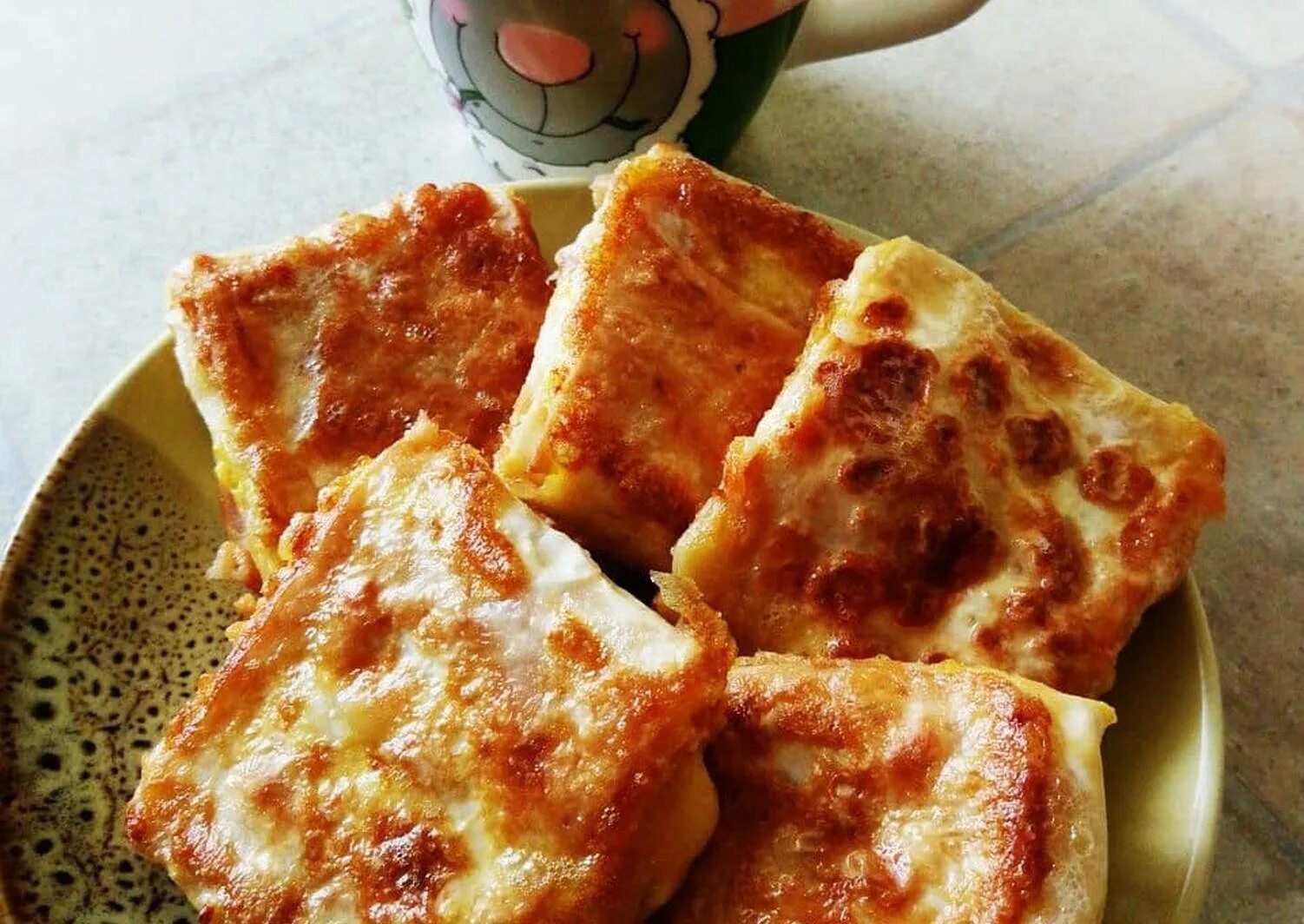 Лаваш с сыром и колбасой на сковороде. Лаваш с сыром на сковороде. лаваш с колбасой и сыром на сковороде. блюда из лаваша на сковороде с колбасой и сыром. слойка с сыром на сковороде.