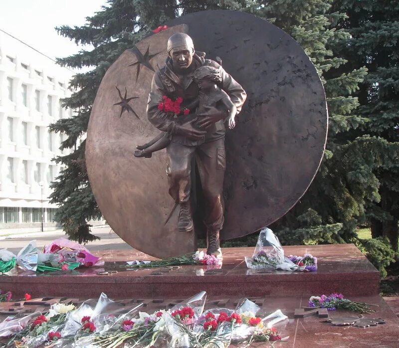 Память памятник герои. Беслан памятник Дмитрию Разумовскому в Ульяновске. Беслан памятник Дмитрию Разумовскому. Памятник Дмитрию Разумовскому Ульяновск.