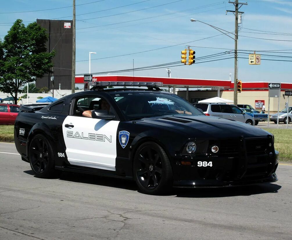 Полицейский мустанг. Saleen Mustang s281 Police. Ford Mustang Saleen s281 extreme Баррикейд. Ford Mustang Saleen s281 полицейский. Saleen Mustang s281 Баррикейд.