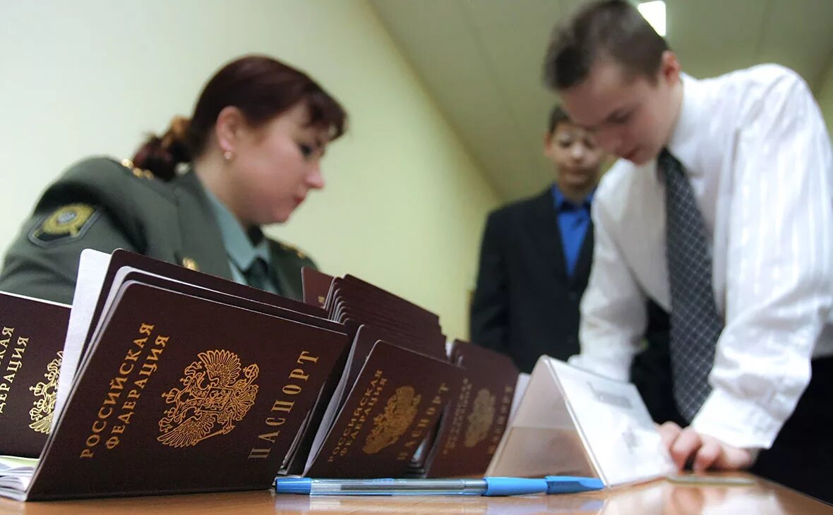 Паспортный миграционный. Гражданство для мигрантов. Человек в паспортном столе. Работник паспортного стола.