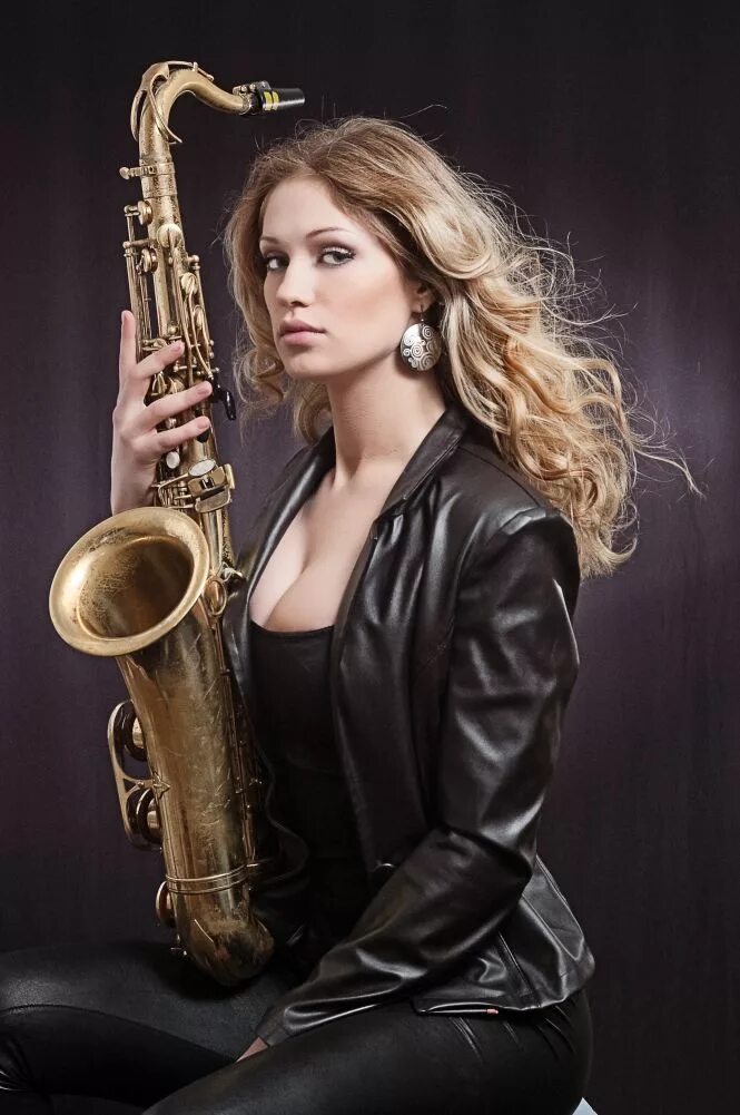 Женщины саксофонистки. Соло на саксофоне. Красивая девушка с саксофоном. Девушка играет на саксофоне в студии. Девушка играет на саксофоне в студии.
