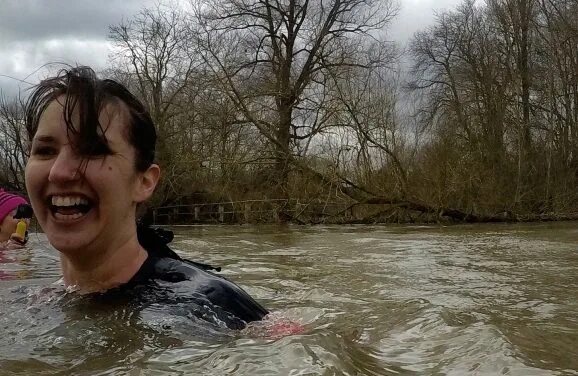 Купание во сне. Купаться грязная пруд. Плавает в грязной воде.