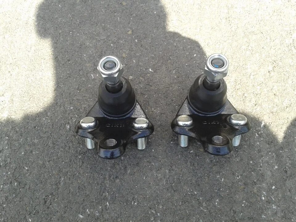 Шаровая левая и правая есть разница. 4 шаровая опора. Шаровая опора lada vesta. Фольксваген поло шаровая опора левая правая. Trw шаровая опора фф2.