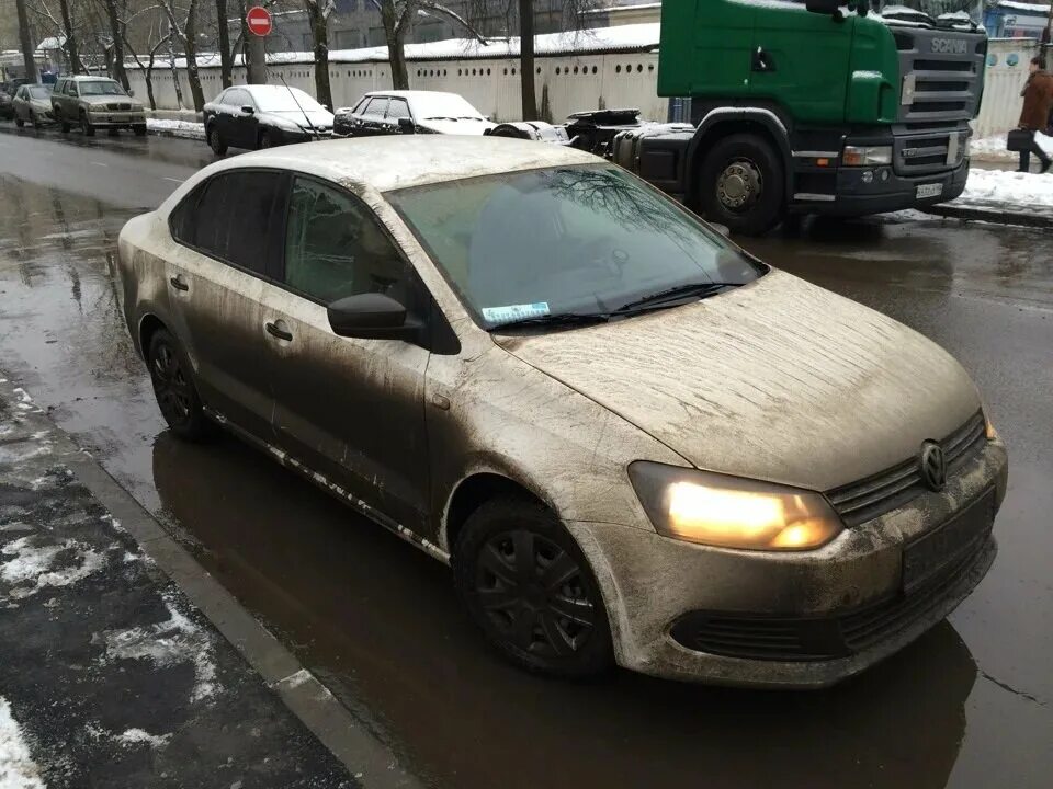 Реагенты машина. Volkswagen Polo 2012 грязная. Грязный Фольксваген поло. Фольксваген поло в грязи. Polo sedan грязный.
