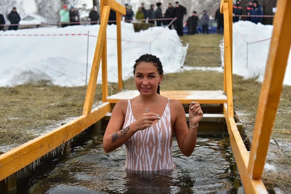 крещенская купель в троицком храме мытищи. иордань купель крещение. купание в купели на крещение. крещение рязань 2021. купание в купели на крещение.