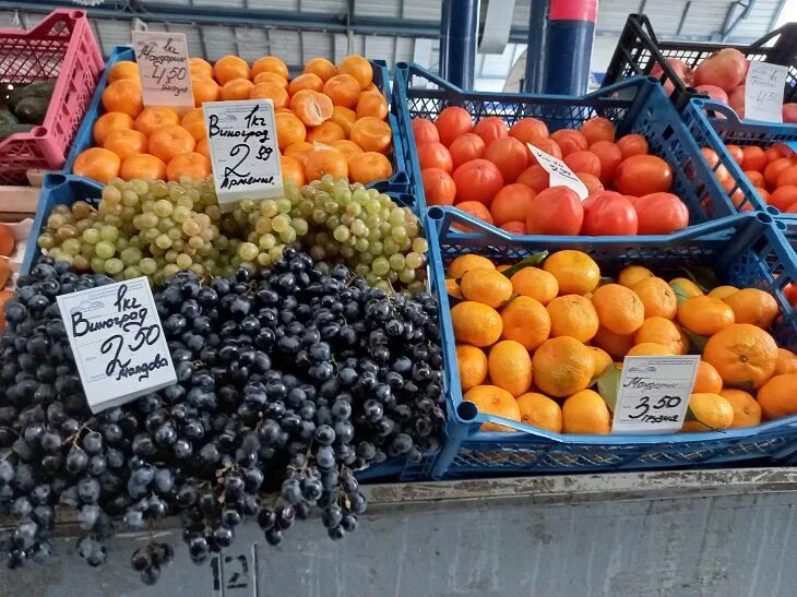 Полкило клубники. Бабушки на рынке продающие ягоды. Желтая крупная ягода продаётся в магазинах. 700 рублей за килограмм
