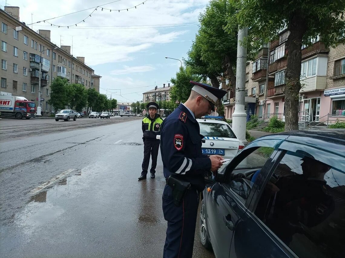 Работа гибдд магнитогорск. Магнитогорск ГИБДД рейд. Нарушение правил дорожного движения. ДПС Магнитогорск. Улица гаишники.