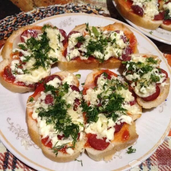 Горячие бутерброды в микроволновке с помидорами. Бутерброд с помидором и сыром в микроволновке. Горячий бутерброд. Горячие бутерброды в микроволновке. Вкусные бутерброды в микроволновке.