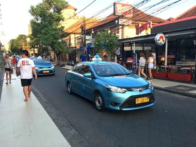 Птица в такси. Байк такси бали. Такси аэропорт бали. Airport bali taxi. Такси на бали.