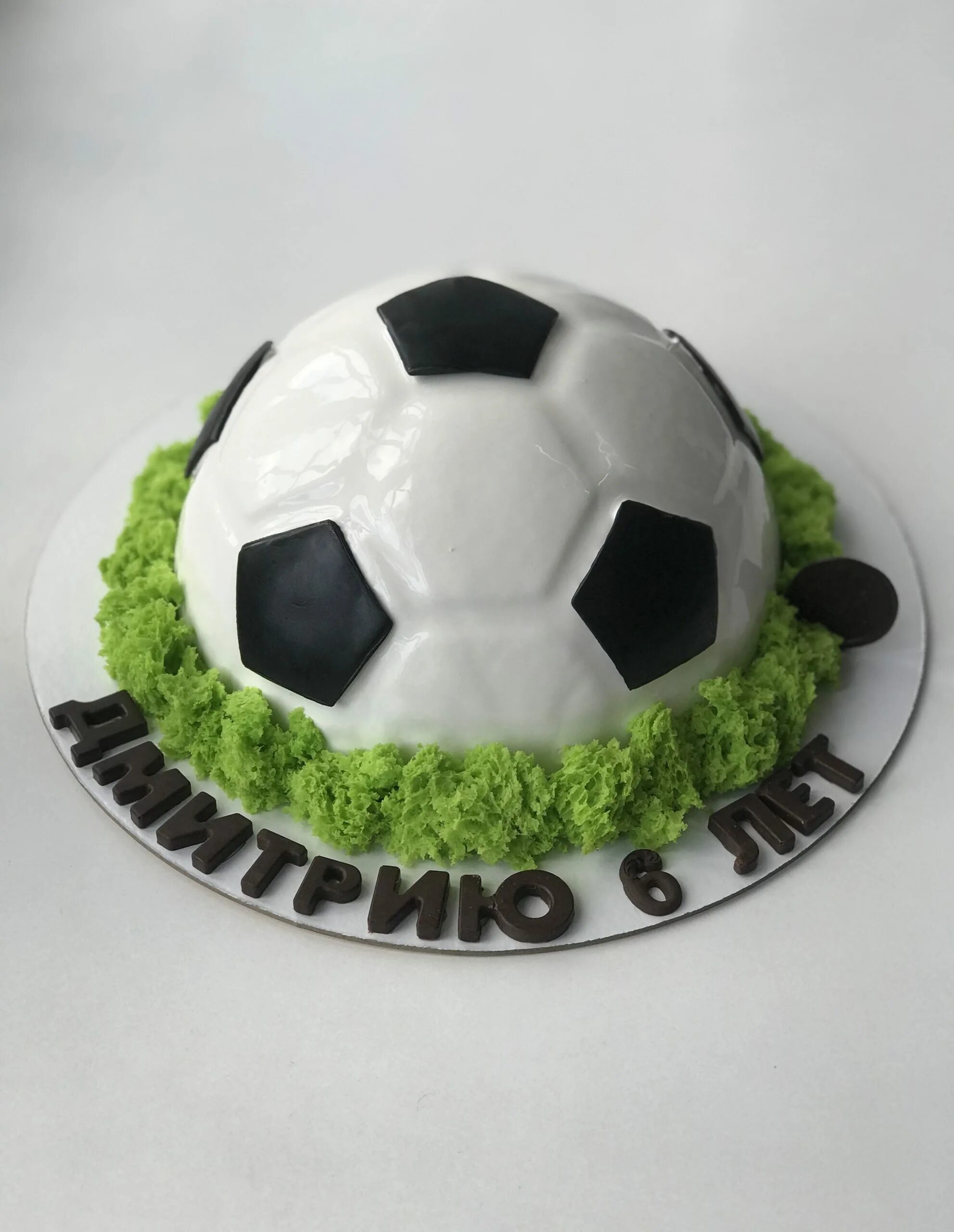 торт футбольный. торт в виде мяча для мальчика. украшение торта футбольный мяч. торт в форме футбольного мяча. футбольный мяч из мастики на торт.