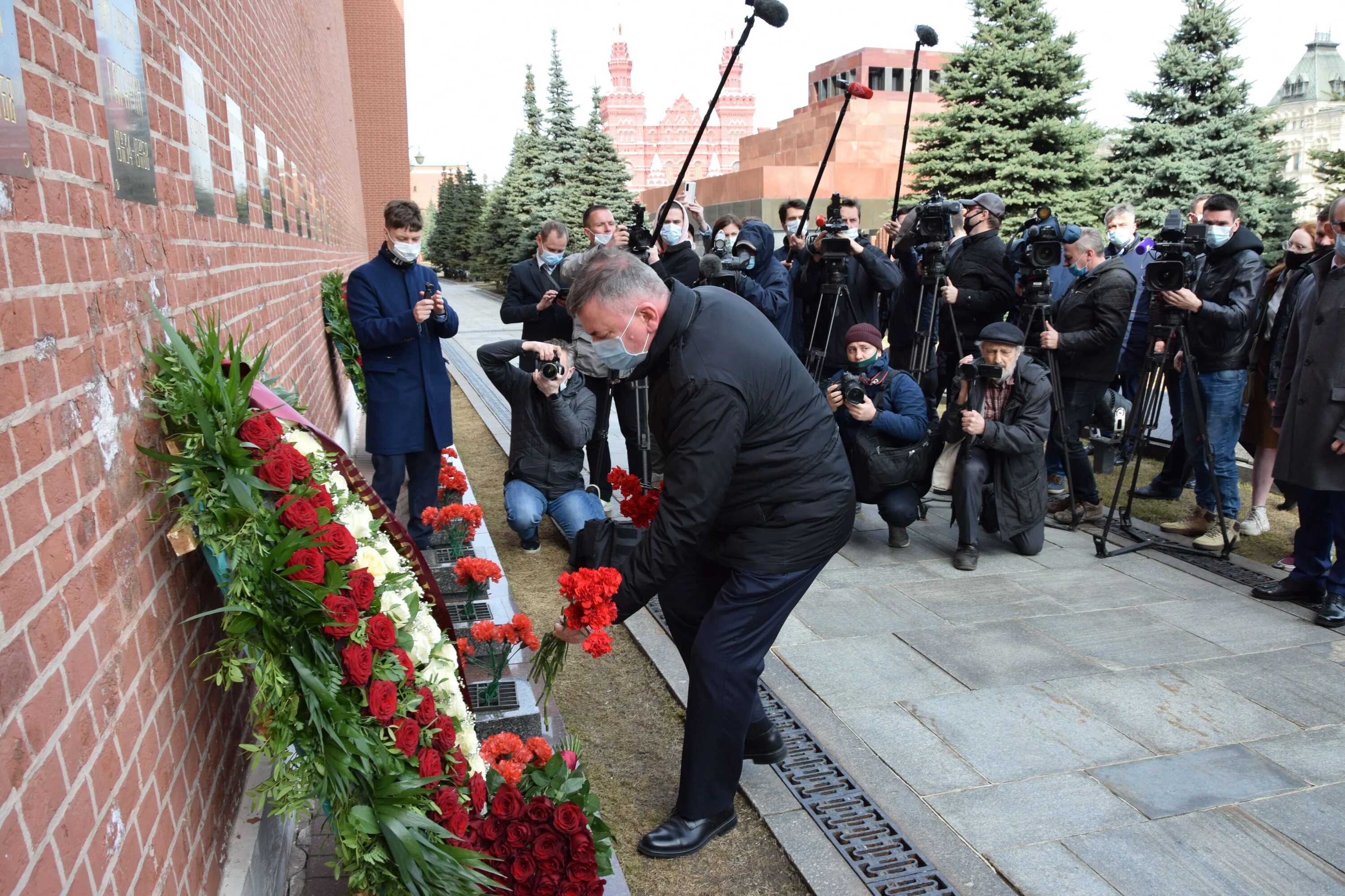 Возложение цветов Кремль. Церемония возложения цветов. Похороны Гагарина.