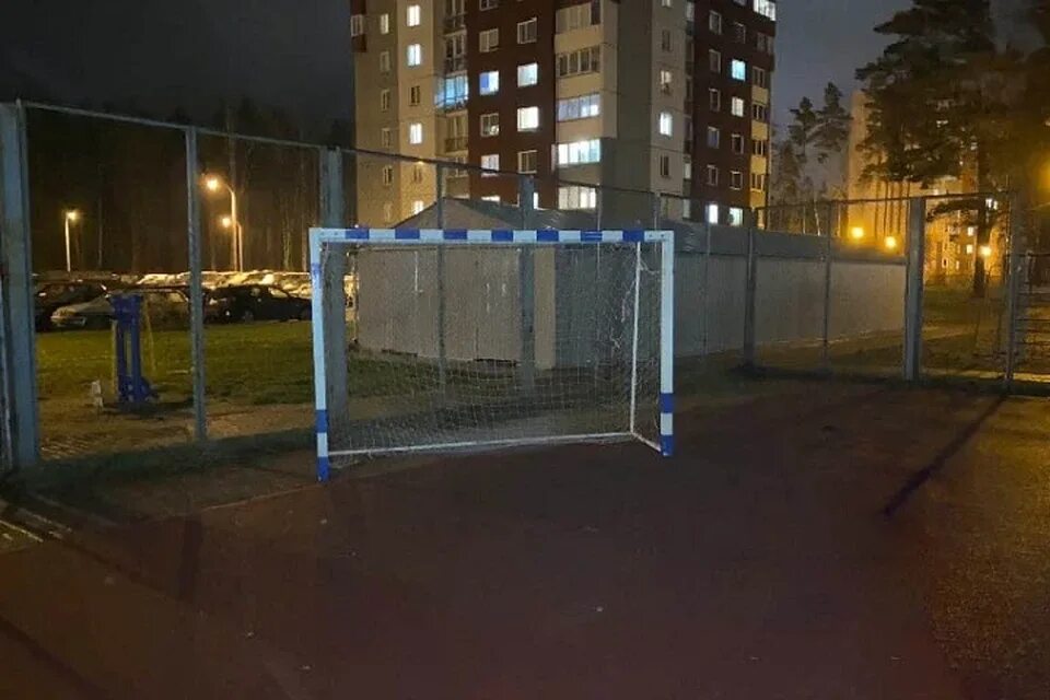 Футбольные ворота упали на ребенка. Мальчик на которого упали ворота. Мальчик на которого упали ворота. На девочку упали футбольные ворота. Мальчик на которого упали ворота.