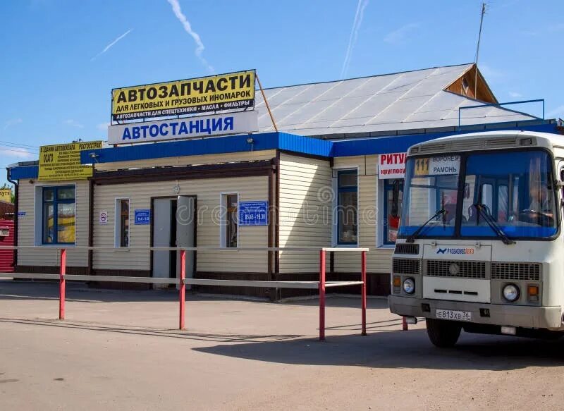 Центральный автовокзал московский проспект дом 17 воронеж. Острогожск жд вокзал. Районные автобусы. Женщина на пазике. Юго-западная автостанция воронеж.