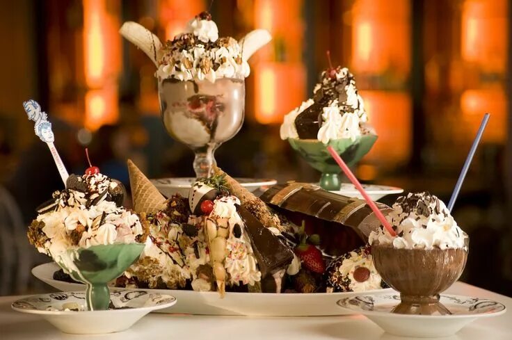 Мороженое дорогое фото Ice cream decorated with 24 k edible gold leaf Soft serve ice cream recipes, Yum