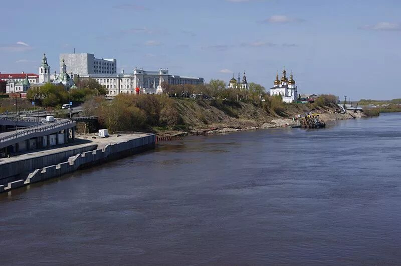 Вода в реке тура тюмень сегодня. Тюмень река тура набережная обмельчает. Тюмень река тура панорама. Река тура Тюмень. Река тура Тюмень фото.