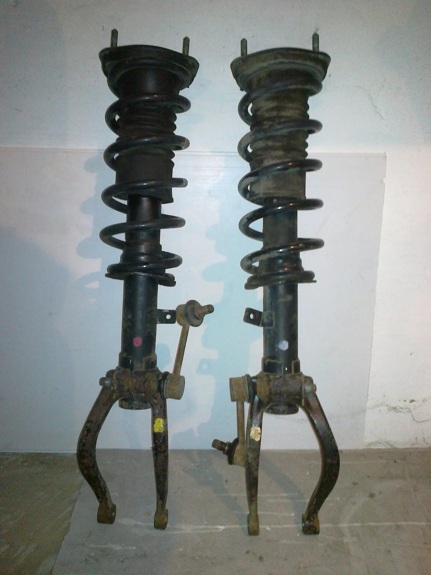 Стойка кузова передняя левая. Отбойник на стойку тойота ист. Удлинитель штока амортизатора тойота альфард. Передний амортизатор альтеза 2003. Передние стойки тойота камри 40.