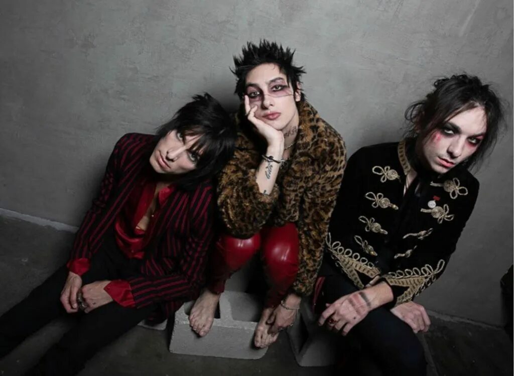 Palaye royale the bastards. Palaye royale dying in a hot tub перевод. Palaye royale lonely обложка. Royale royale перевод песен. Palaye royale fever dream.