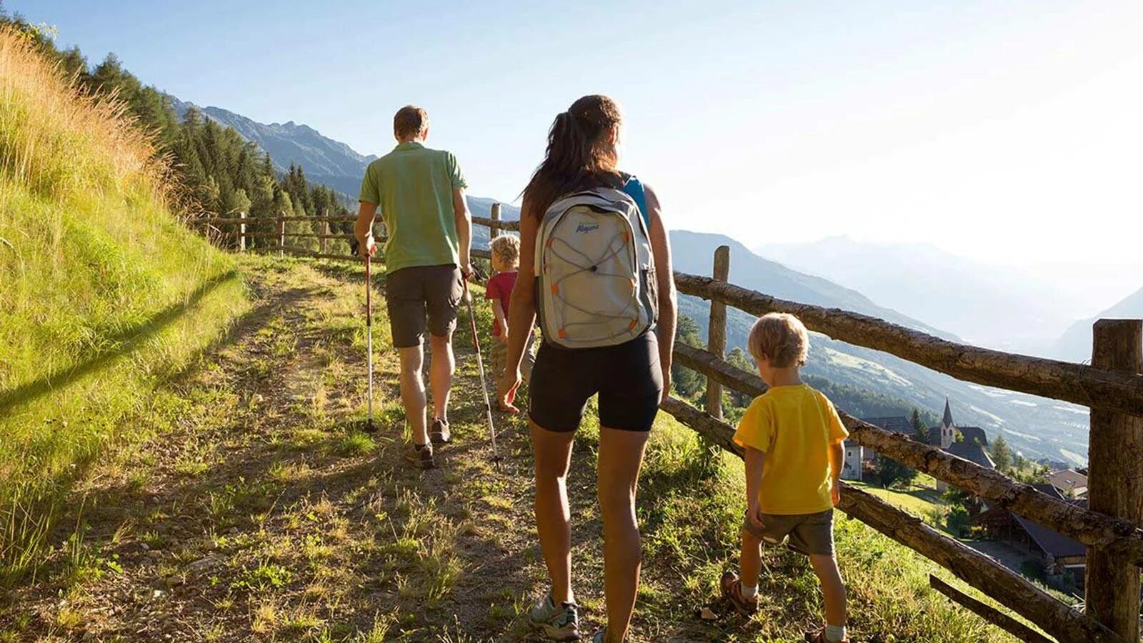 Mountain child. Поход летом. Семейный поход в горы. Семья в походе. Семья в горах.