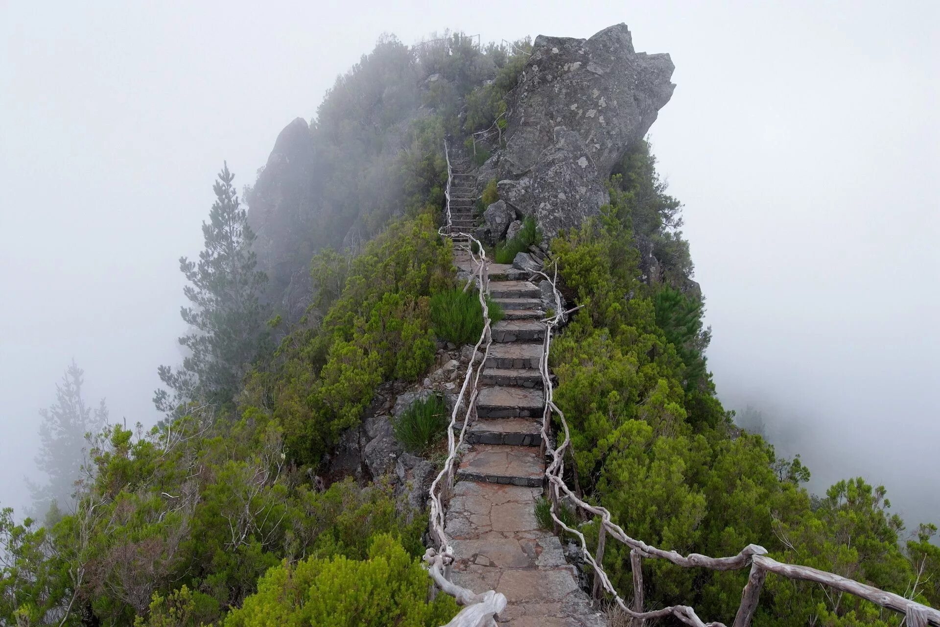 Путь снизу. Лестница горы Хуаншань. Извилистая тропа Геншин. Мадейра Горная тропа. Таганай навесной мост.