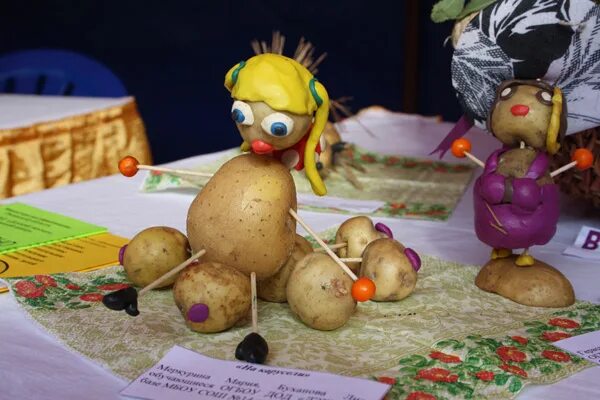 Фестиваль картошки. Жареная молодая картошка. День молодой картошки. Праздник картошки в детском саду куклы для праздника. Презентация о памятниках картофелю.
